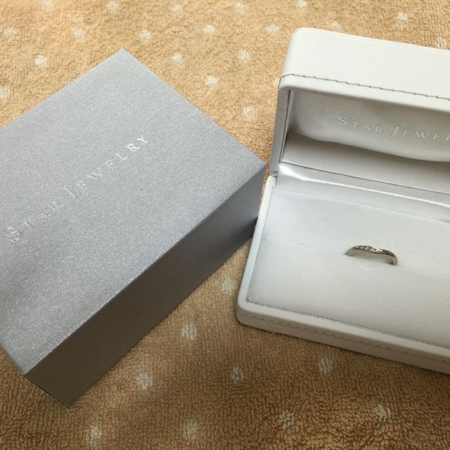 【STAR JEWELRY(スタージュエリー)の口コミ】 夫と2人で見に行き、デザインが気に入って購入しました。当初は石のないシ…