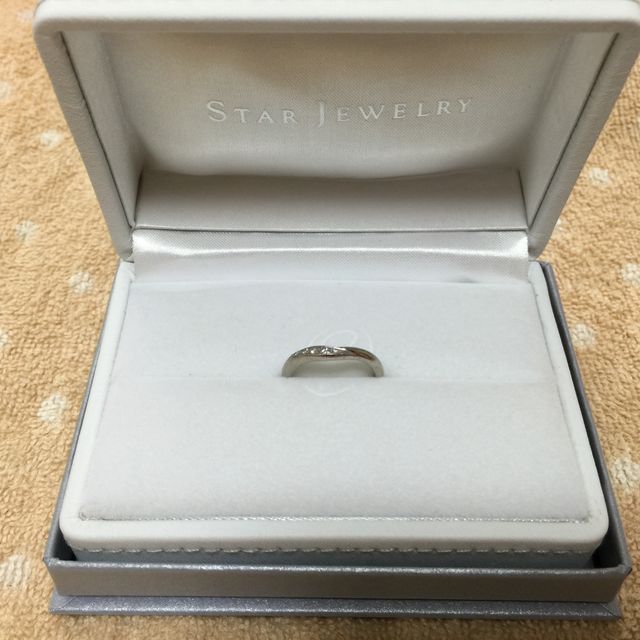 【STAR JEWELRY(スタージュエリー)の口コミ】 夫と2人で見に行き、デザインが気に入って購入しました。当初は石のないシ…
