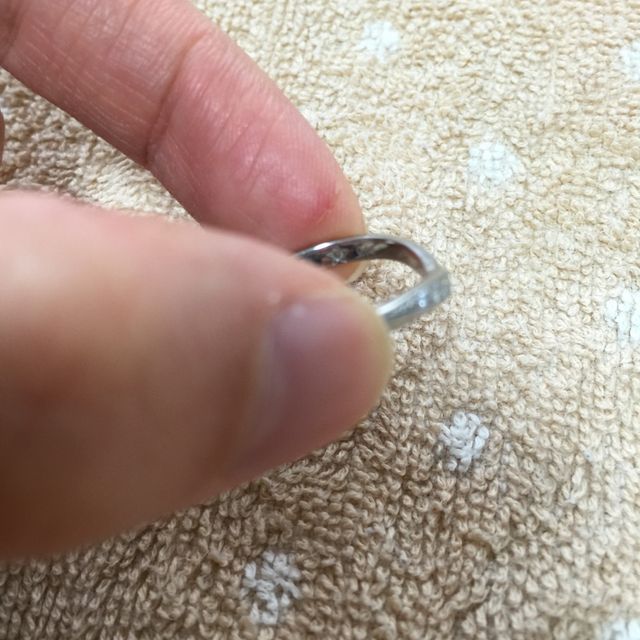 【STAR JEWELRY(スタージュエリー)の口コミ】 夫と2人で見に行き、デザインが気に入って購入しました。当初は石のないシ…