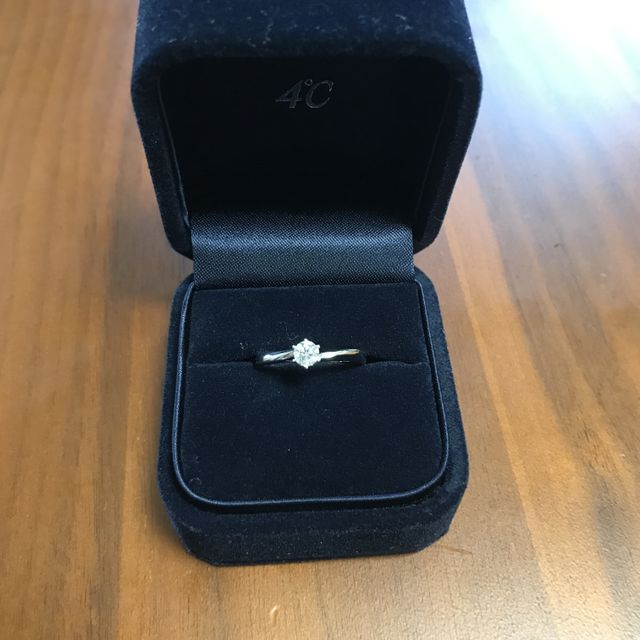 【4℃ BRIDAL(ヨンドシーブライダル)の口コミ】 シンプルなデザインであり、さりげないウェーブ感もかわいらしく、気に入…