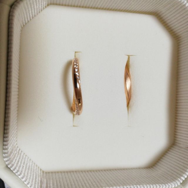 【4℃ BRIDAL(ヨンドシーブライダル)の口コミ】 色とデザインです。
ピンクゴールドは結婚指輪らしくないなと思っており、…