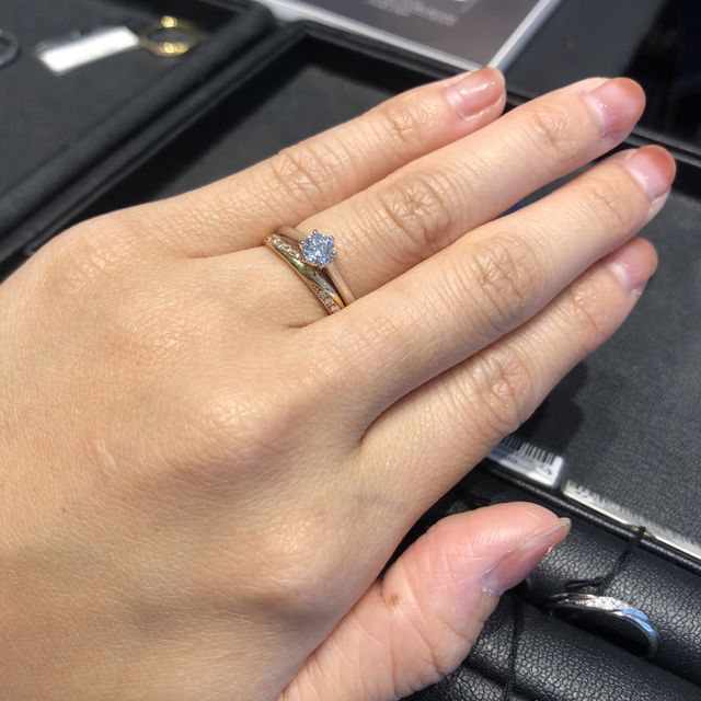 【銀座ダイヤモンドシライシの口コミ】 シンプルで飽きのこないデザインが良いと思いました。エバーアフターとゆ…