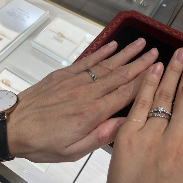 【カルティエ(Cartier)の口コミ】 
私が着けているのは一粒ダイヤとカルティエのロゴが彫ってあります。彼の…