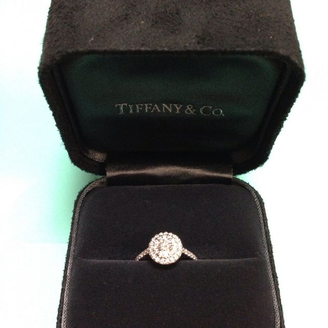【ティファニー(Tiffany & Co.)の口コミ】 一般的な婚約指輪と言われているたてづめではなく変わったデザインの物が…