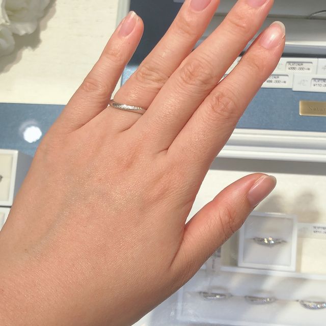 【4℃ BRIDAL(ヨンドシーブライダル)の口コミ】 指輪がなめらかなウェーブラインのデザインが魅力で指に馴染みやすい。シ…