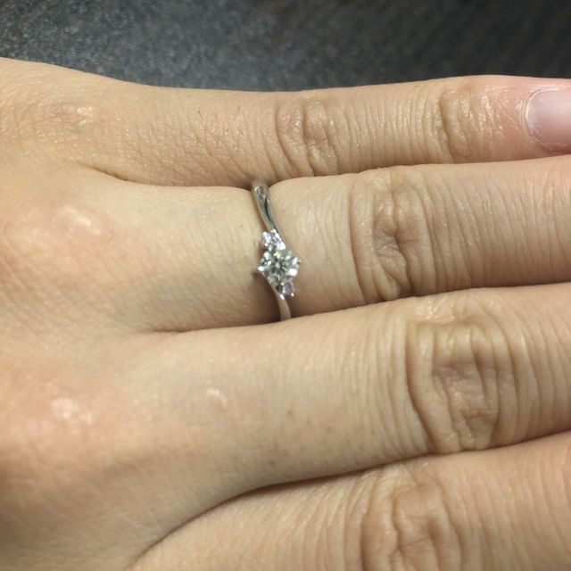 【アイプリモ(I-PRIMO)の口コミ】 大きいダイヤモンドの両サイドに、小さいダイヤモンドが本当に可愛くて素…