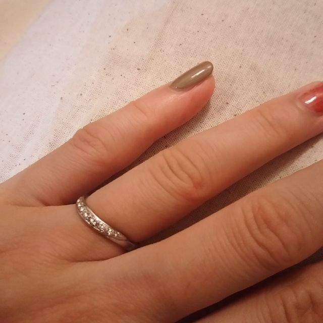 【宝寿堂(ほうじゅどう)の口コミ】 セットものではなかったのですが、婚約指輪と重ねてつけられるところ。
夫…