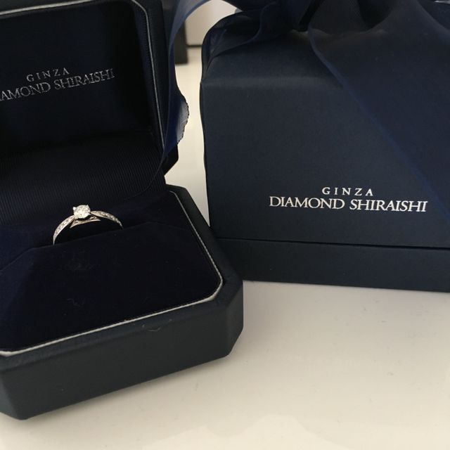 【銀座ダイヤモンドシライシの口コミ】 1番の決め手は、指輪のデザインです。本当に繊細な作りで素敵です。一目惚…