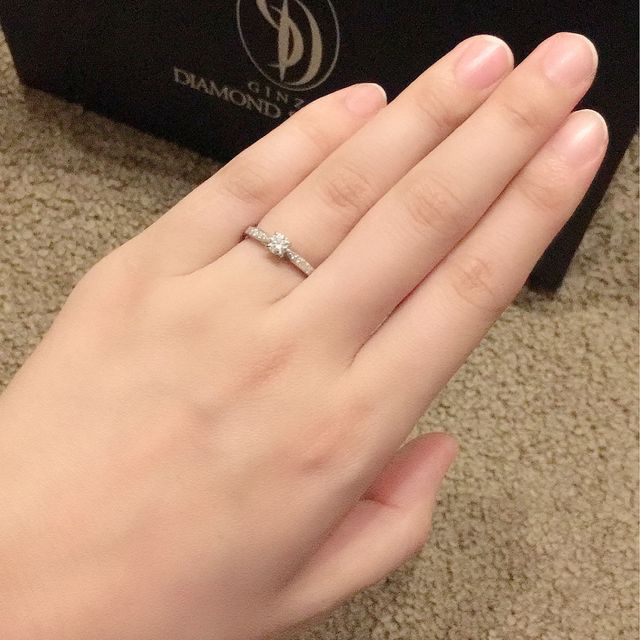 【銀座ダイヤモンドシライシの口コミ】 1番の決め手は、指輪のデザインです。本当に繊細な作りで素敵です。一目惚…