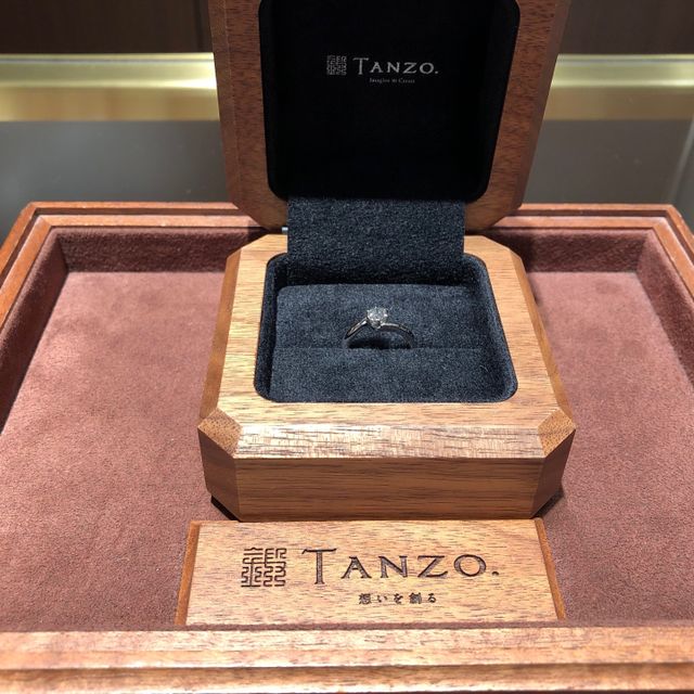【TANZO.(鍛造指輪)の口コミ】 ひとつひとつのダイヤの大きさに合わせて、職人さんが作ってくれる。
自分…