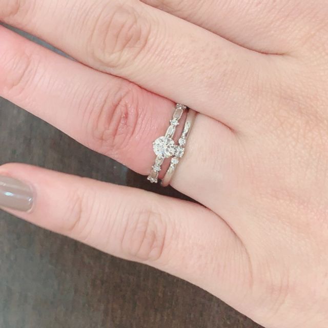 【LUCIE(ルシエ)の口コミ】 結婚指輪、婚約指輪共に華奢なデザインで繊細な細工が綺麗だと思いますし…