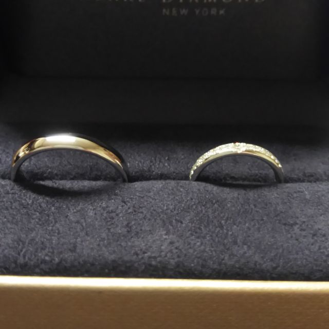 【ラザール ダイヤモンド(LAZARE DIAMOND)の口コミ】 新郎は、手にあった重厚感のある太さを選びました。
新婦は、石の輝きと柔…