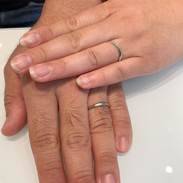 【Something Blue(サムシングブルー)の口コミ】 ダイヤがウェーブ上に入ってるデザインが好きで、付けた時にあまり派手す…