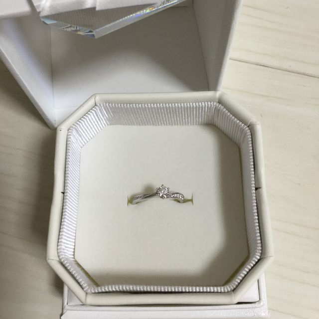 【4℃ BRIDAL(ヨンドシーブライダル)の口コミ】 華奢なイメージ、存在感があるが控えめで美しい輝きでした。カットの方法…