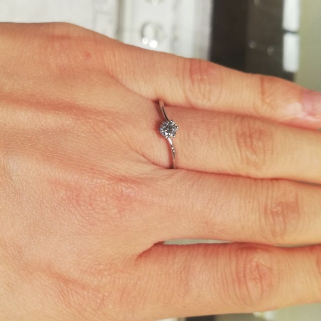 【A・D・A(エー・ディー・エー)の口コミ】 細身のシンプルなデザインですが、センターのダイヤの存在感がしっかりと…