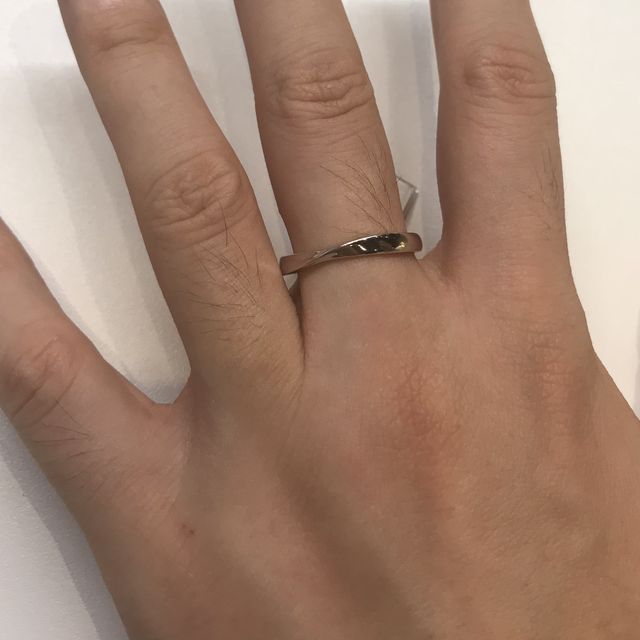 【BRILLIANCE+(ブリリアンスプラス)の口コミ】 捻りのある変わったデザインで左右ダイヤが付いているものと片側のみのも…