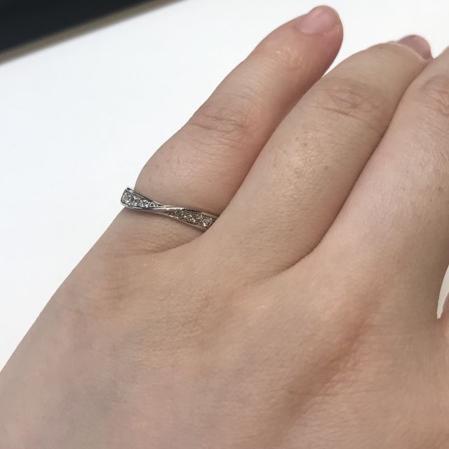 【BRILLIANCE+(ブリリアンスプラス)の口コミ】 捻りのある変わったデザインで左右ダイヤが付いているものと片側のみのも…