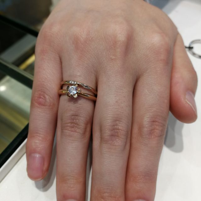 【Makana(マカナ)の口コミ】 花をモチーフにした、可愛らしく珍しいデザインに惹かれました。あまり華…