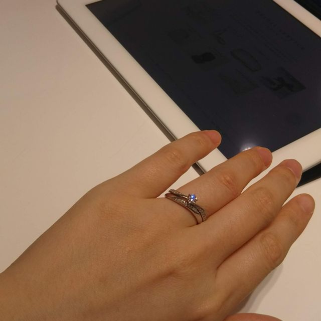 【4℃ BRIDAL(ヨンドシーブライダル)の口コミ】 ウェーブのデザインが指を綺麗に見せてくれます。
また、大人っぽくつける…