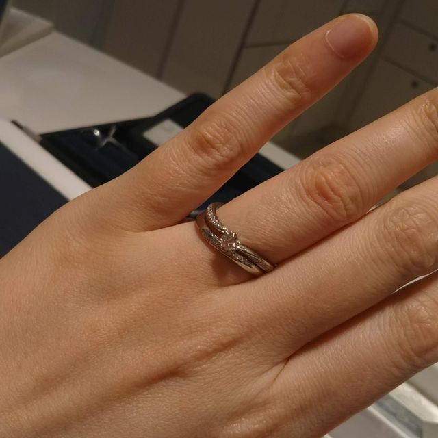 【4℃ BRIDAL(ヨンドシーブライダル)の口コミ】 ウェーブのデザインが指を綺麗に見せてくれます。
また、大人っぽくつける…