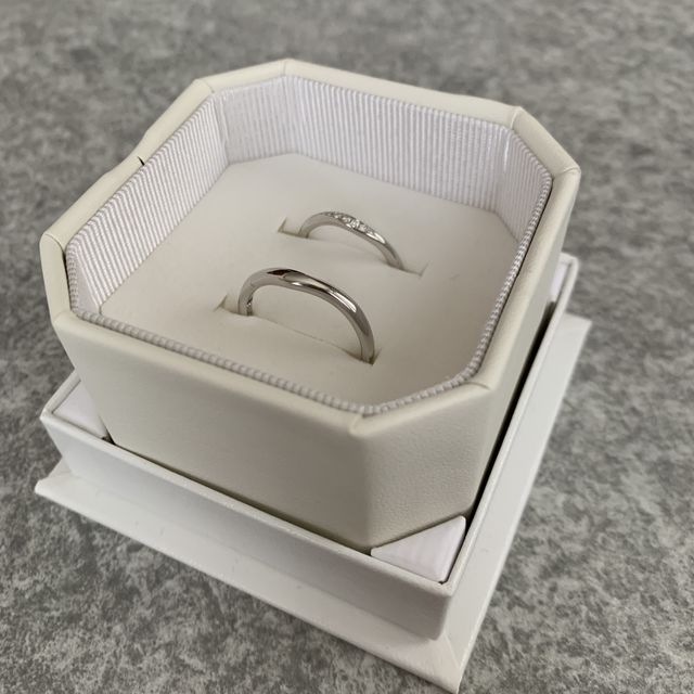 【4℃ BRIDAL(ヨンドシーブライダル)の口コミ】 ストレートではなく、指が少し細く見えるウェーブしているものにしました…