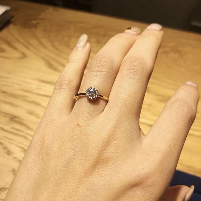 【One&Only(ワンアンドオンリー)の口コミ】 1カラットのダイヤの周りを一周ぐるっと小さいダイヤが配置されているので…