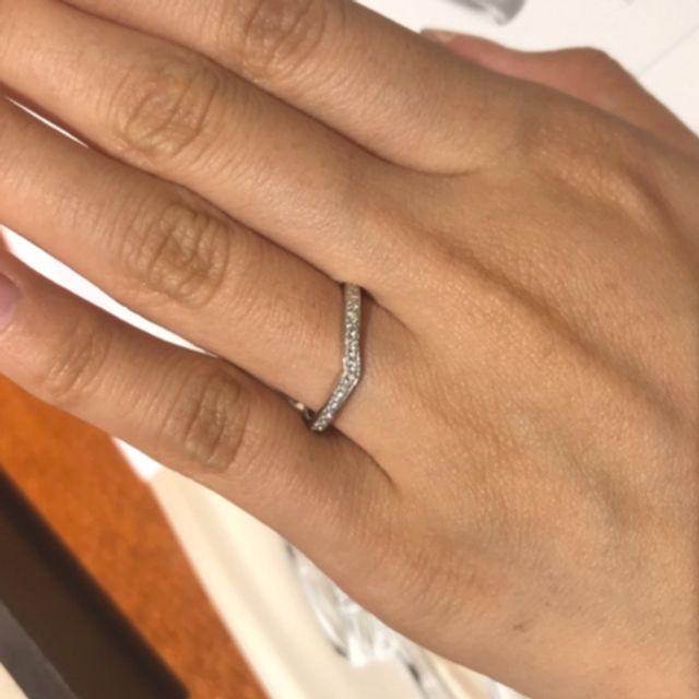 【TRECENTI(トレセンテ)の口コミ】 よく見かけるV字デザインのリングですが、きらびやかなダイヤの輝きが綺麗…