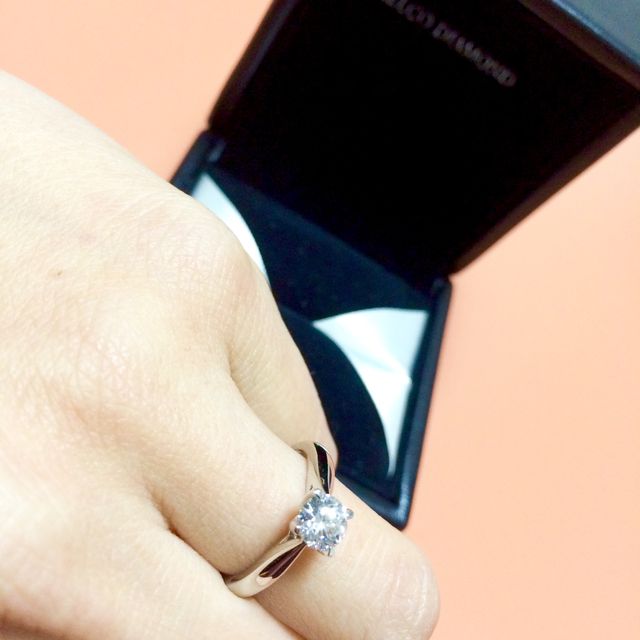 【エクセルコダイヤモンド(EXELCO DIAMOND)の口コミ】 エクセルアを購入しました。
石座の下にメレダイヤがセットされていて、ダ…