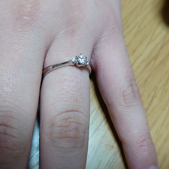 【4℃ BRIDAL(ヨンドシーブライダル)の口コミ】 3つ並んだダイヤモンドのデザインとストレートに拘りました。価格は20万円…