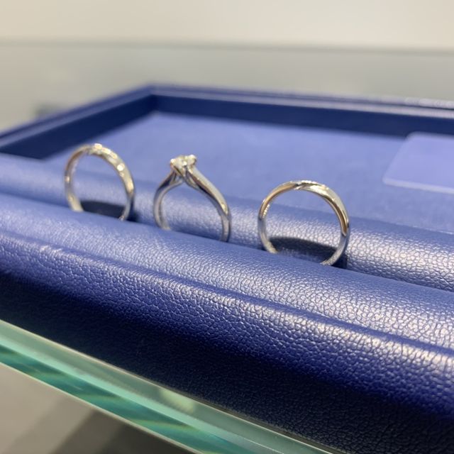 【銀座ダイヤモンドシライシの口コミ】 婚約指輪
　とにかく新婦の希望にあっていた。横から見たときの高さがあり…