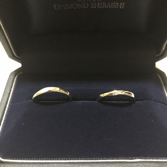 【銀座ダイヤモンドシライシの口コミ】 男性側の指輪につや消し加工が入るのが気に入っています。
そのため2人で…