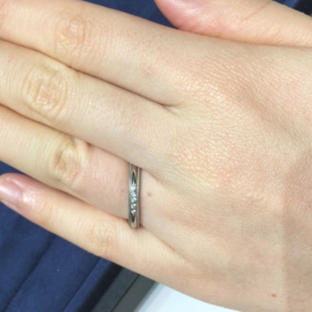 【4℃ BRIDAL(ヨンドシーブライダル)の口コミ】 ストレートラインでシンプルなリングを探していました。このリングはデザ…