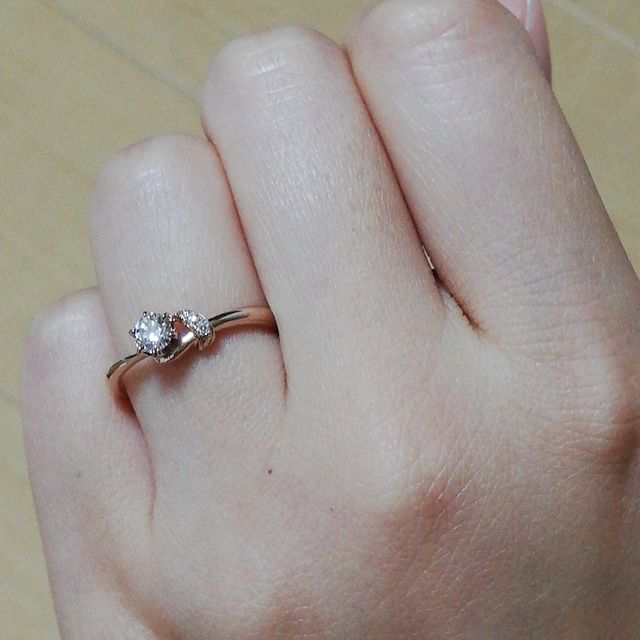 【俄(にわか)の口コミ】 センターのダイヤモンドの横に、装飾としてダイヤが入っているのが素敵で…