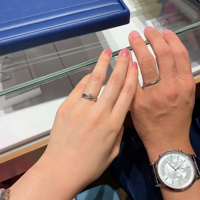 【銀座ダイヤモンドシライシの口コミ】 デザインとダイヤモンドの輝きが決め手でした。私だけでなく、彼もセット…