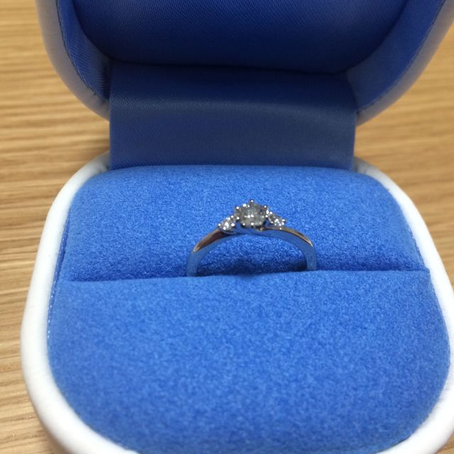 【銀座ダイヤモンドシライシの口コミ】 他のお店でも同じようなデザインのものはあり、ダイヤ一つだけではなく両…