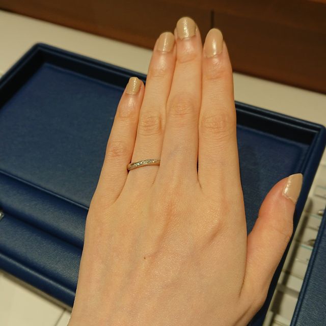 【銀座ダイヤモンドシライシの口コミ】 細身でダイヤが着いている華奢なものを探していました。好みを伝えると似…