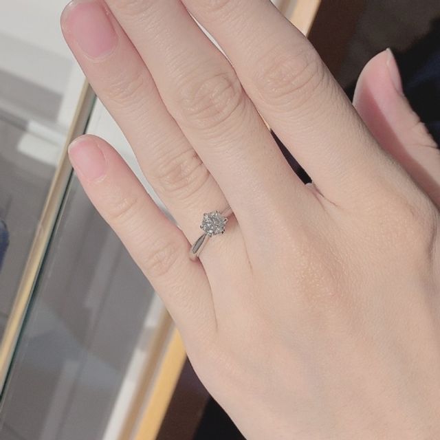 【銀座ダイヤモンドシライシの口コミ】 センターのダイヤモンドが強調されるデザインでキラキラとした輝きが素敵…