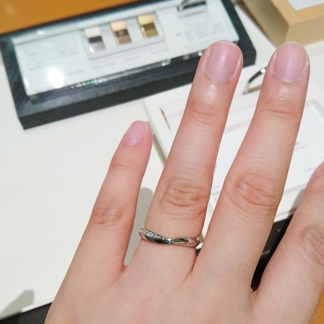 【俄(にわか)の口コミ】 プラチナの主張もありつつ、ダイヤモンドの輝きも楽しめるデザインです。…
