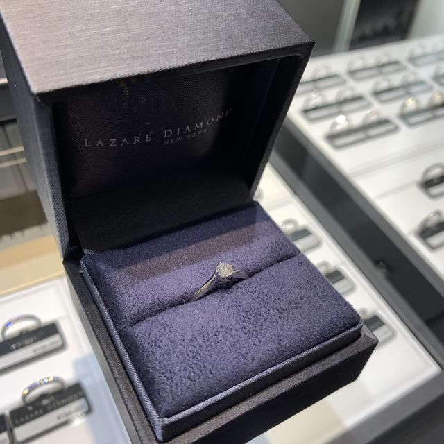 【ラザール ダイヤモンド(LAZARE DIAMOND)の口コミ】 シンプル且つ上品なデザインであり、結婚指輪との重ね付けをしても重くな…