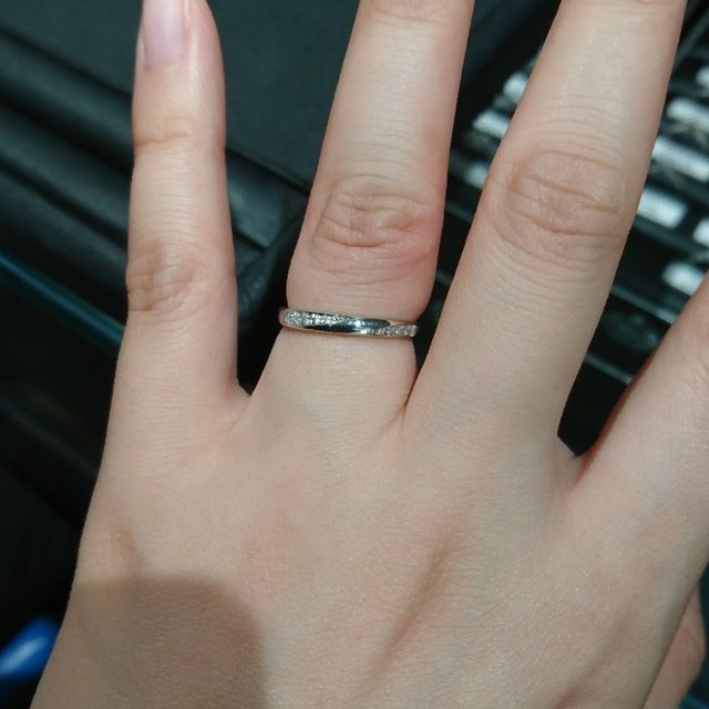 【エクセルコダイヤモンド(EXELCO DIAMOND)の口コミ】 結婚指輪らしいプラチナの輝きも楽しめるデザインです。指輪の内側が丸く…
