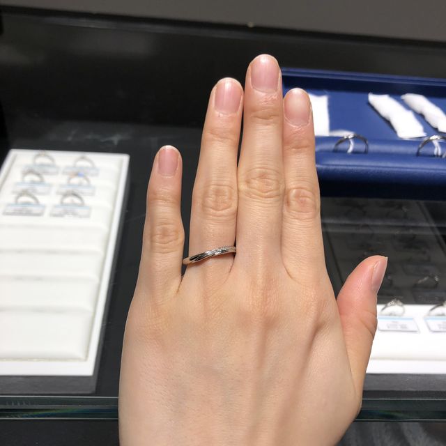 【銀座ダイヤモンドシライシの口コミ】 ストレートタイプは私の指には合わず、ブイラインかファーブタイプで探し…