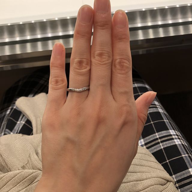 【ティファニー(Tiffany & Co.)の口コミ】 シンプルなデザインですが、ダイヤが九個入っていて綺麗です。ブイライン…