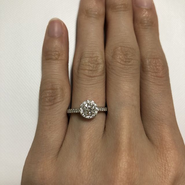 【ラザール ダイヤモンド(LAZARE DIAMOND)の口コミ】 当初はもっと婚約指輪らしいデザインで色んなお店をみて探していましたが…