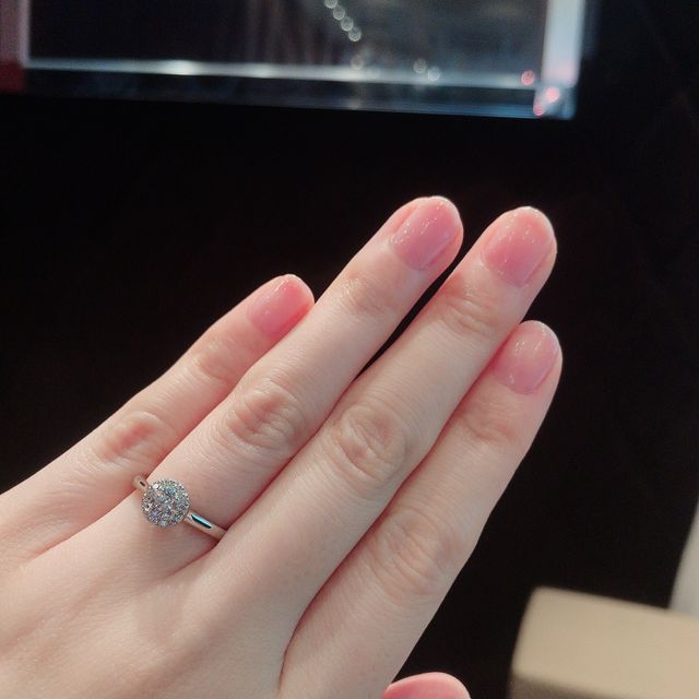 【ラザール ダイヤモンド(LAZARE DIAMOND)の口コミ】 華やかで、派手すぎないものを探していたので、リング部分はシンプルで、…