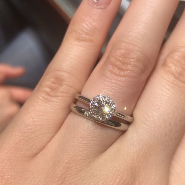 【ラザール ダイヤモンド(LAZARE DIAMOND)の口コミ】 華やかで、派手すぎないものを探していたので、リング部分はシンプルで、…