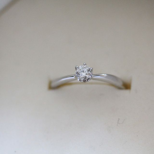 【4℃ BRIDAL(ヨンドシーブライダル)の口コミ】 私に内緒で夫が購入してくれました。
シンプルだけど可愛らしいイメージが…