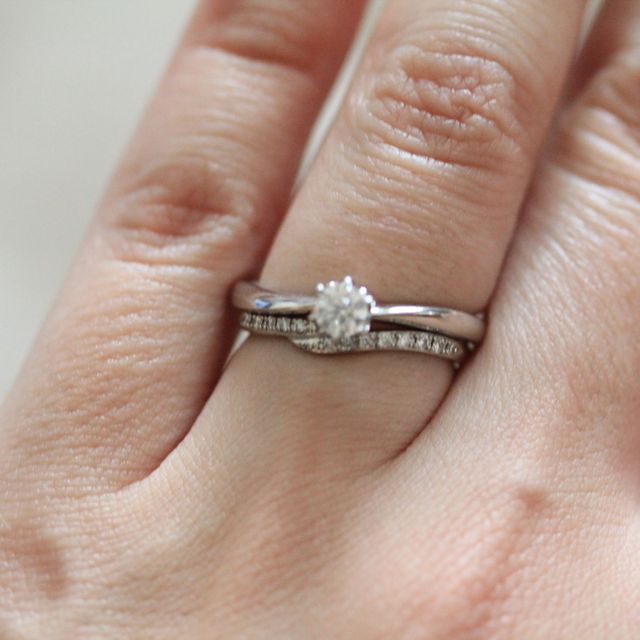 【4℃ BRIDAL(ヨンドシーブライダル)の口コミ】 私に内緒で夫が購入してくれました。
シンプルだけど可愛らしいイメージが…