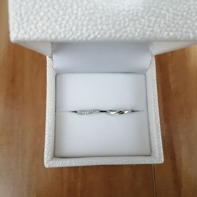 【TOWAIYOU(トワイユ)の口コミ】 女性用の指輪ソナーレはダイヤが施されており、指にはめた途端指輪が強調…