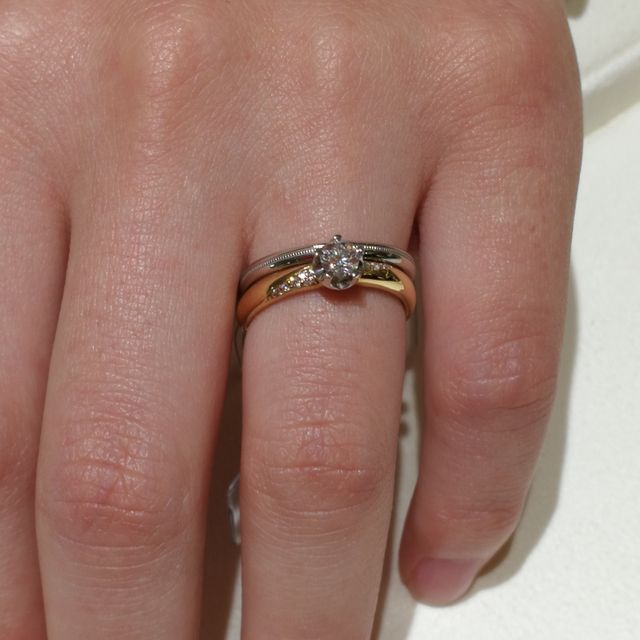 【festaria bijou SOPHIA(フェスタリア ビジュソフィア)の口コミ】 指輪のフチが丸みを帯びており、指輪をつけている感覚のない、やわらかい…