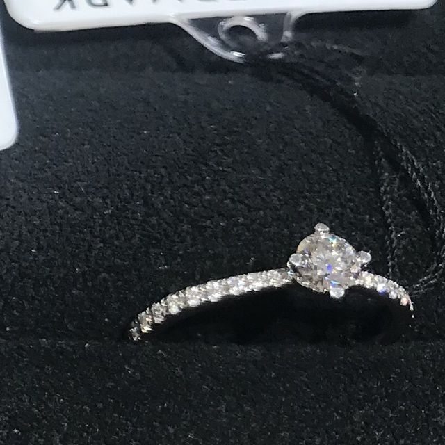 【FOREVERMARK(フォーエバーマーク)の口コミ】 プラチナの指輪で、センターに0,4カラットのダイヤモンド、リングの周囲に…